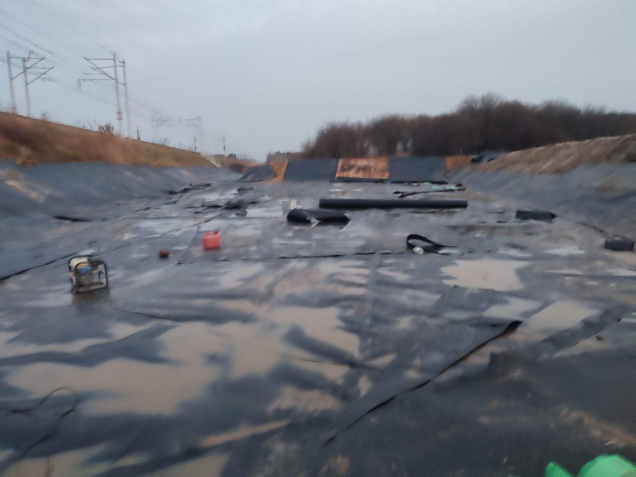 Montaż i zgrzewanie geomenbrany na zbiorniku retencyjnym wody