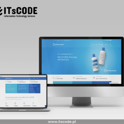 ITsCODE - Komputer stacjonarny i laptop wyświetlają stronę internetową firmy Softcaremed z produktami do dezynfekcji rąk, na szarym tle z logo ItsCode w lewym górnym rogu i adresem strony internetowej...