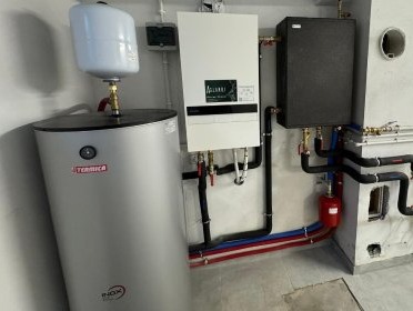Jednostka wewnętrzna pompy ciepła Panasonic oraz zbiornik c.w.u Termica