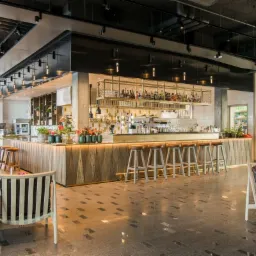 Drewniany Bar Z Mosiężnymi Blatami I Ozdobnymi Elementami