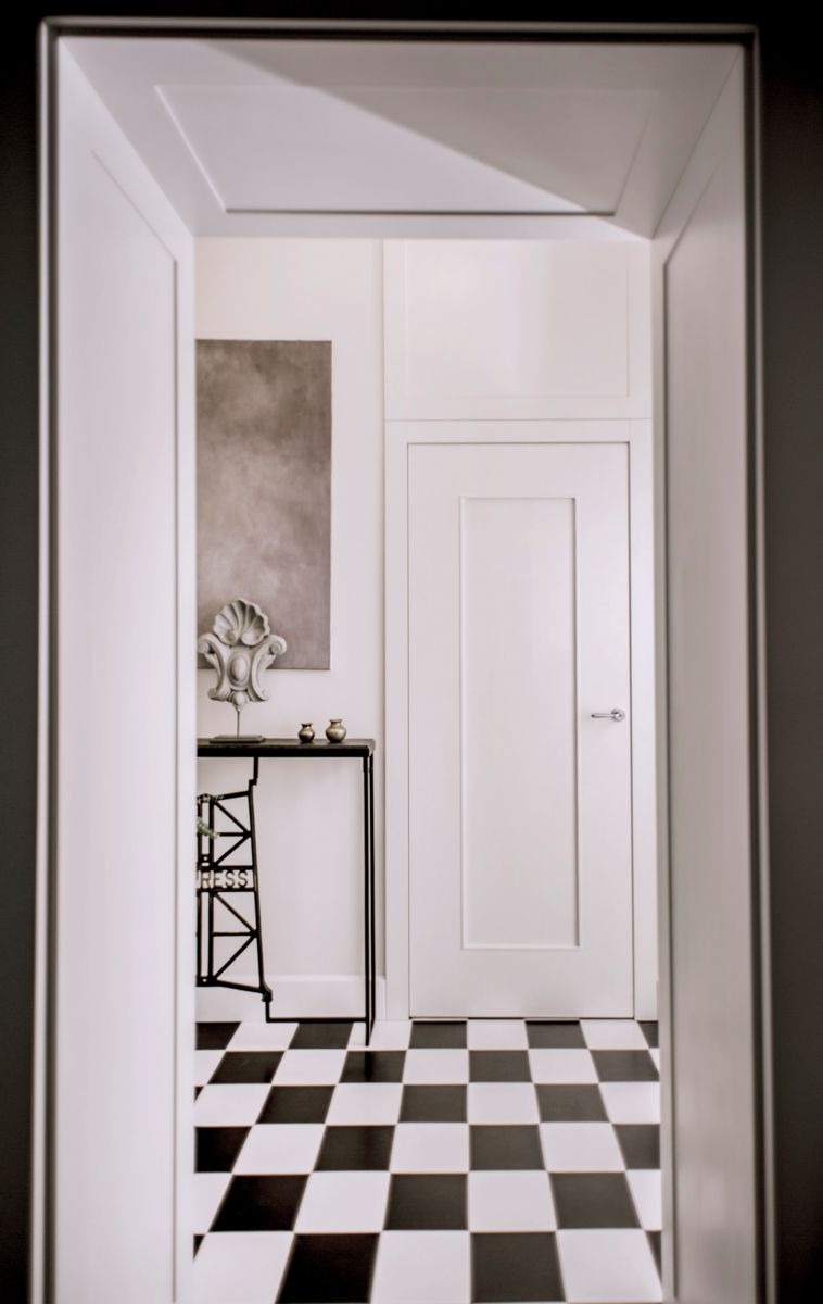 Drzwi stylowe w kamienicy w Warszawie