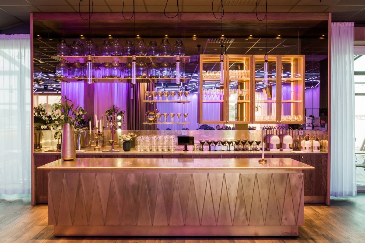 Bar mosiężny ze szklaną zabudową