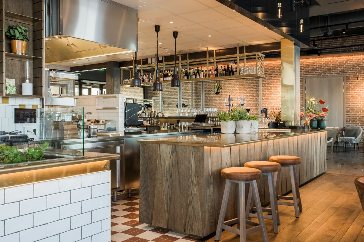 Bar, Lada, Półki Mosiężne Oraz Lustra, Półka Na Wino I Półka Na Kieliszki, Szafki Dębowe, Drewniane Trójkątne Panele 3D