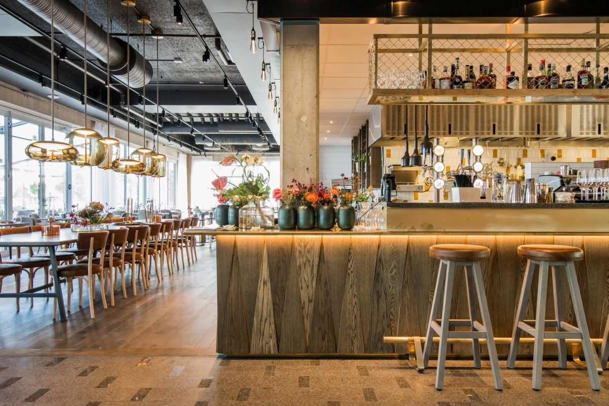 Drewniany bar z mosiężnymi dodatkami