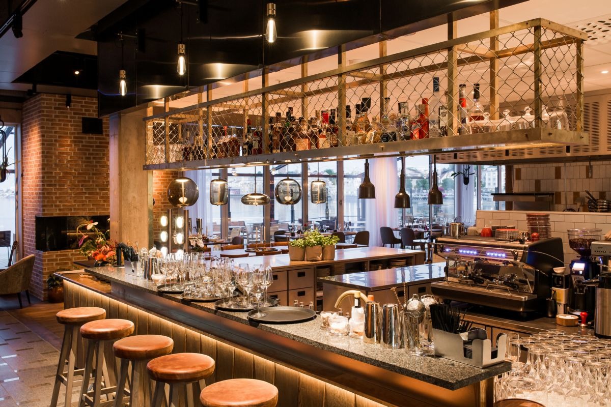 Szafka I Konstrukcja Mosiężna Nad Mosiężnym Blatem Drewnianego Baru