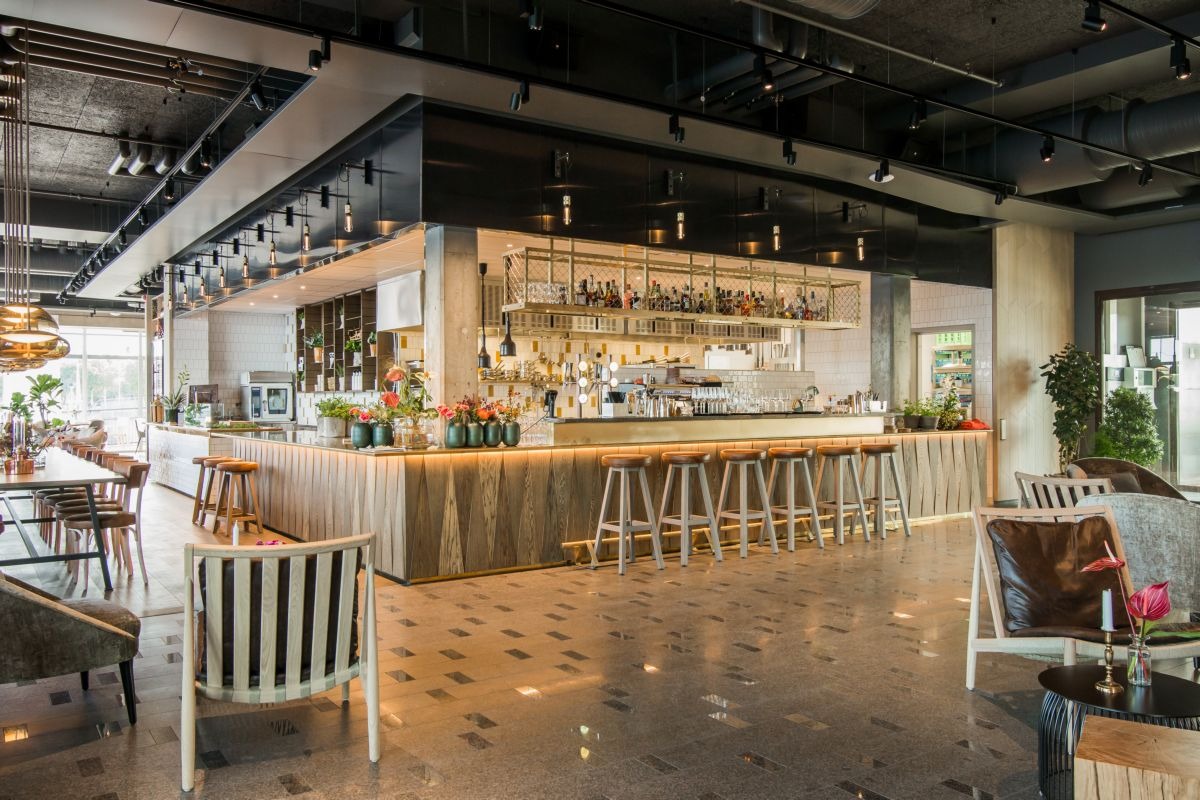 Drewniany Bar Z Mosiężnymi Blatami I Ozdobnymi Elementami