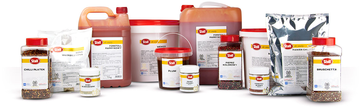 Asortyment przypraw i dodatków kulinarnych marki Stoll w różnorodnych opakowaniach: od plastikowych pojemników z czerwoną nakrętką, przez wiaderka, po worki foliowe, prezentowany na białym tle.