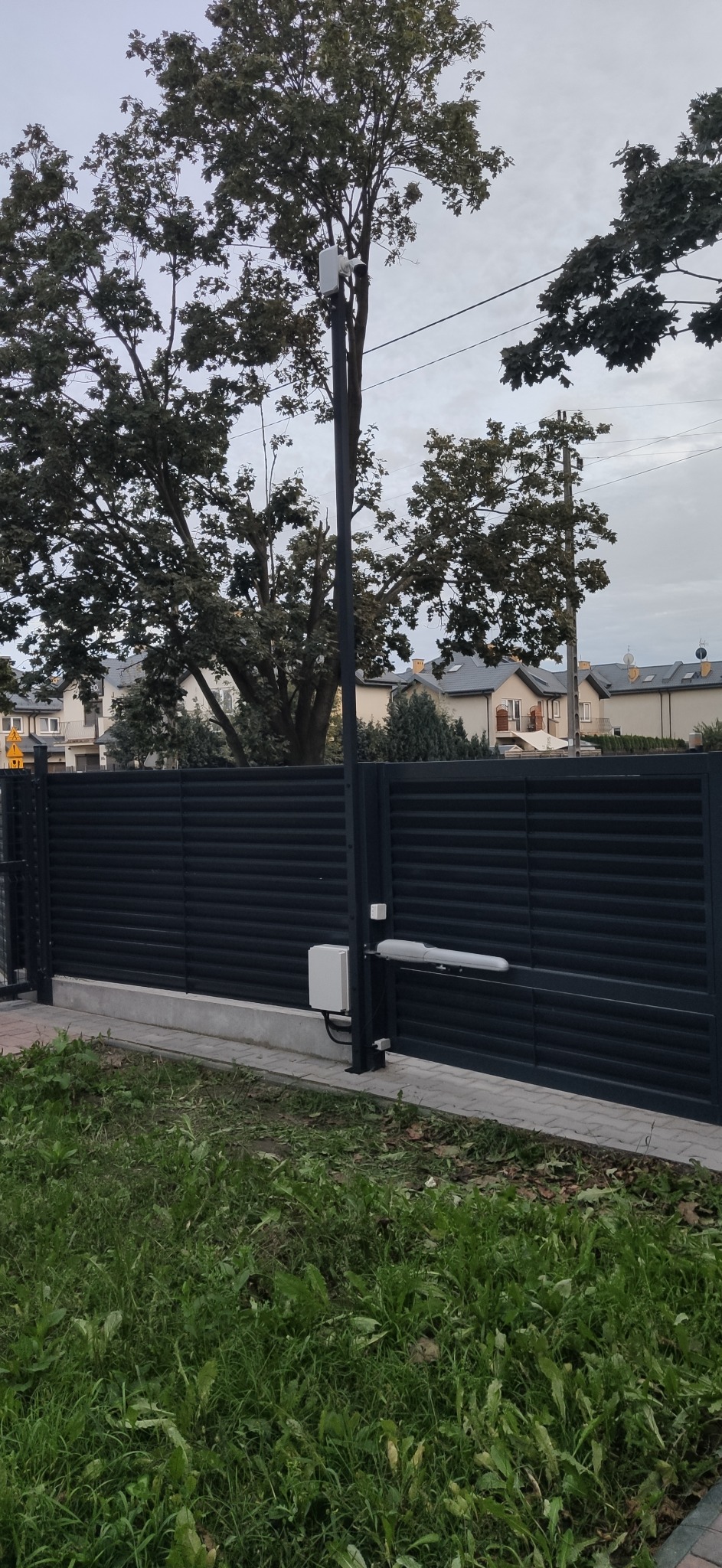 Brak zasilania, brak internetu. A jednak można mieć zdalny podgląd z kamer i zasilanie awaryjne...