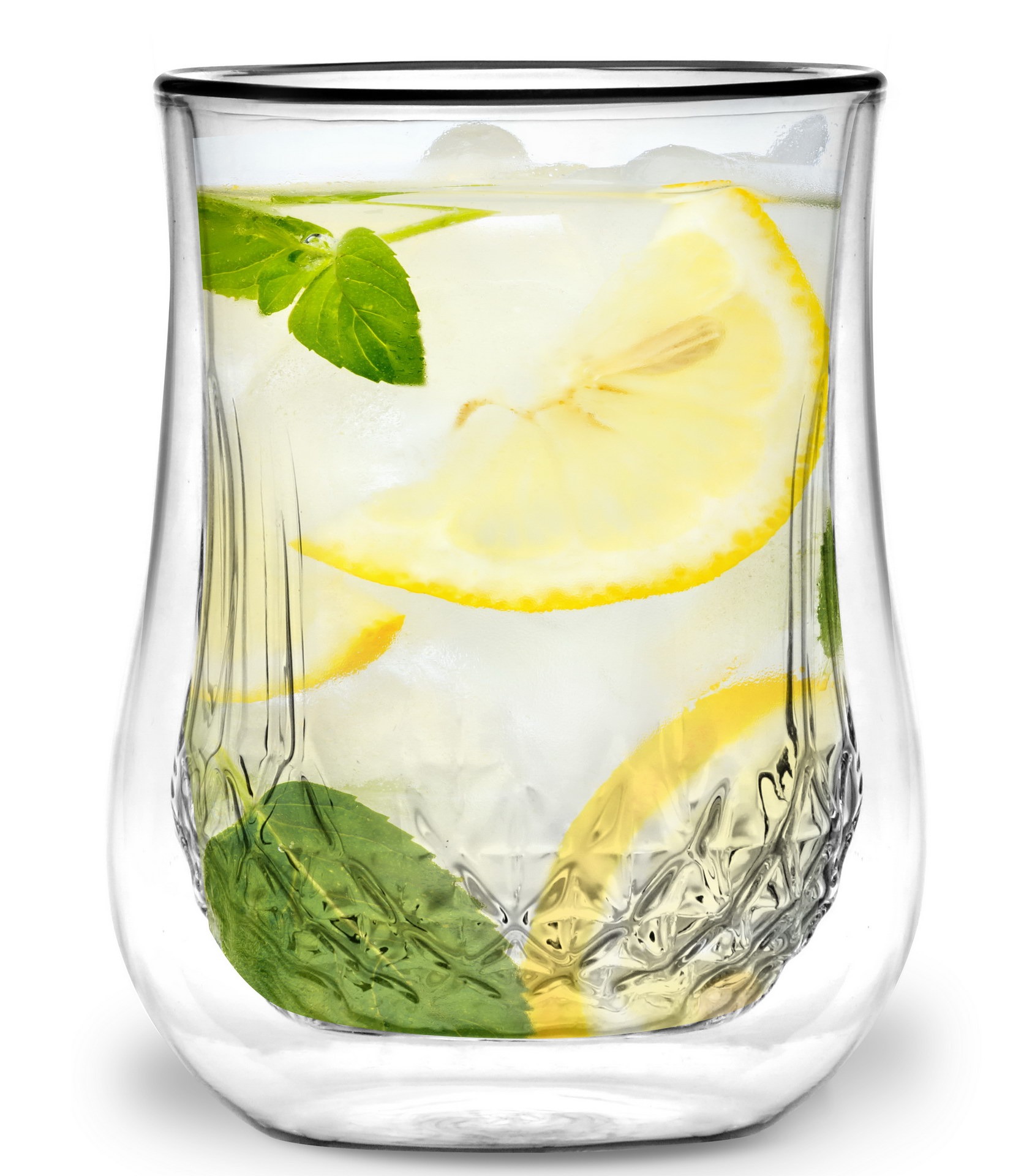 Szklanka z podwójnymi ściankami wypełniona wodą, lodem, plasterkiem cytryny i listkami mięty, na białym tle.