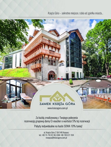 Zdjęcie reklamowe Zamku Księża Góra w Karpaczu, prezentujące budynek z drewnianymi balkonami i nowoczesną przeszkloną wieżą, otoczony zielenią, z widocznym logo i informacją o promocjach.