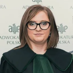 Portret kobiety w todze adwokackiej i okularach na tle z logo Adwokatury Polskiej.