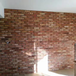 Ściana z cegły toruńskiej z odzysku wiek cegły około 80-90 lat.