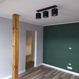 Postawienie ścianki działowej z kartongipsu i wióru oddzielającej garderobę od sypialni.