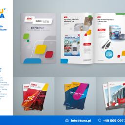 Tuna - studio graficzne - Rozłożony katalog z przykładami projektów graficznych, w tym ulotki, foldery i katalogi produktowe, prezentujący portfolio studia graficznego.
