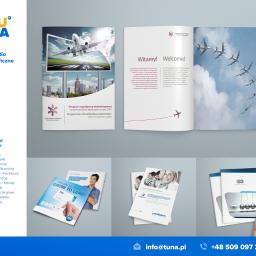 Tuna - studio graficzne - Przykładowe projekty graficzne studia TUNA, prezentujące katalogi, foldery i ulotki z różnorodnymi motywami, w tym lotniczym i biznesowym, ułożone na szarym tle.