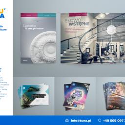 Tuna - studio graficzne - Otwarty katalog reklamowy z wizualizacją wnętrza domu oraz dekoracyjnym elementem sufitu, obok zamknięty katalog z tym samym motywem, oraz ulotki reklamowe z motywem jachtu, astronauty...