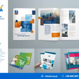 Zestawienie firmowych materiałów drukowanych, w tym katalogi, foldery i broszury reklamowe, prezentowane na szarym tle ze znakiem firmowym studia graficznego TUNA.