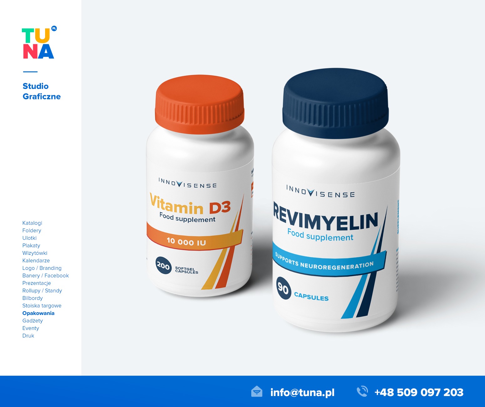 Projekt graficzny opakowań suplementów diety, dwie białe butelki z kolorowymi nakrętkami, etykiety z nazwą produktu i logo firmy na jasnym tle, widoczne logo studia graficznego w lewym górnym rogu.