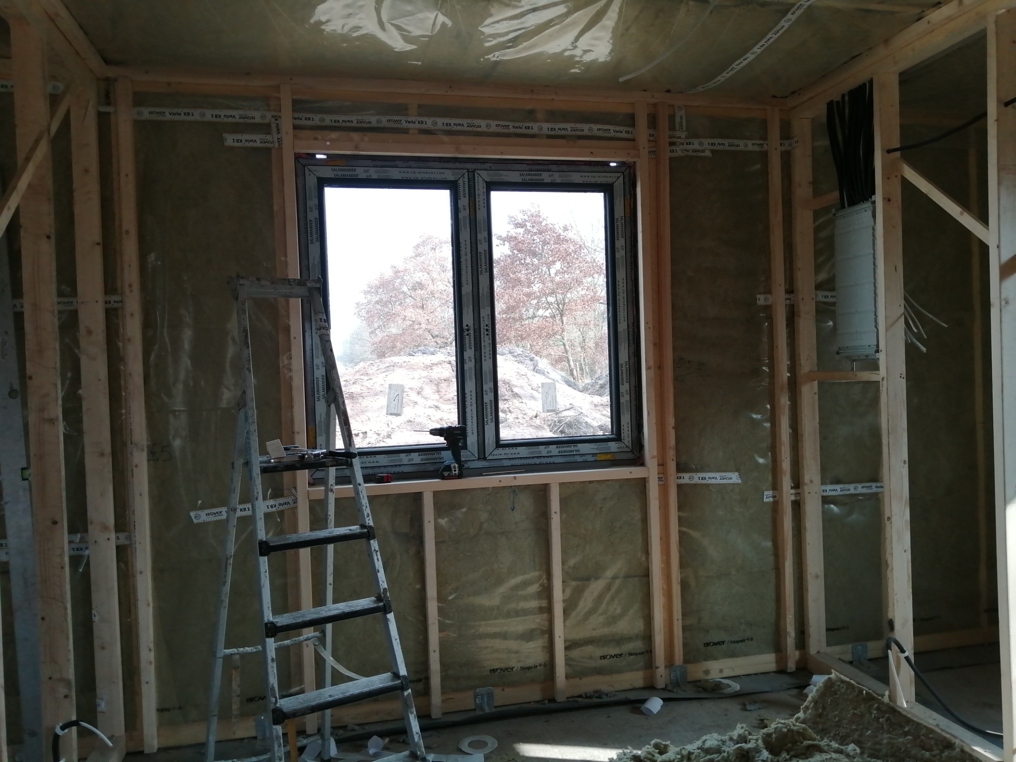 Stelaże pod regopsy w domku skandynawskim