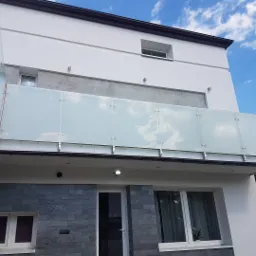 Balustrada nierdzewna połączona że szkłem