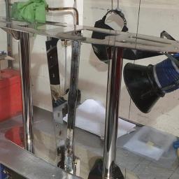 Stainless - Spawanie stali nierdzewnej / aluminium - Szkielet stołu montowany na jachcie, wykonany ze stali nierdzewnej polerowanej. Spawany metoda Tig