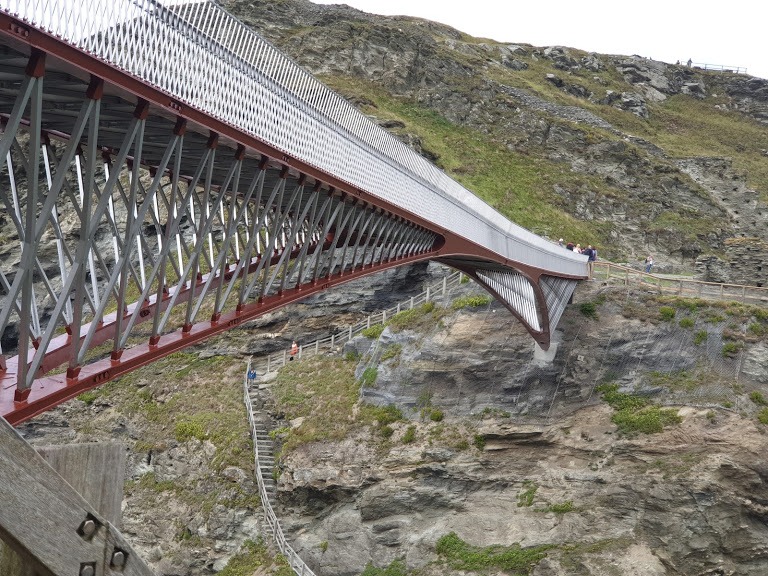 Wykonanie dolnych łączeń krzyżowych ze stali dumpleks spawany głównie metodą Mig