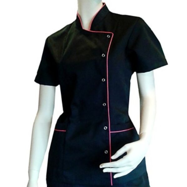 Czarna bluza medyczna z krótkim rękawem, wykończona różową lamówką, zapinana na asymetryczne guziki, prezentowana na manekinie.