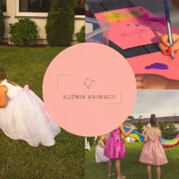 Kolaż zdjęć z animacji dla dzieci: dziewczynka w sukience puszcza bańki, dziecko rysuje flamastrem na różowej kartce, grupa dzieci bawi się kolorową chustą animacyjną, na środku logo firmy...