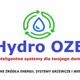 Logo firmy Hydro OZE, specjalizującej się w inteligentnych systemach dla domu, z naciskiem na odnawialne źródła energii, systemy grzewcze i wentylacyjne. Logo zawiera symbol kropli w otoczeniu...