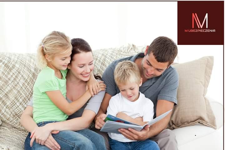 Szczęśliwa rodzina z Wolbromia, mama z córką i tata z synem, siedzą na kanapie i wspólnie czytają książkę, uśmiechają się.
