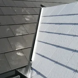 połączenie pokrycia betonowej dachówki z płytką struktonit biały