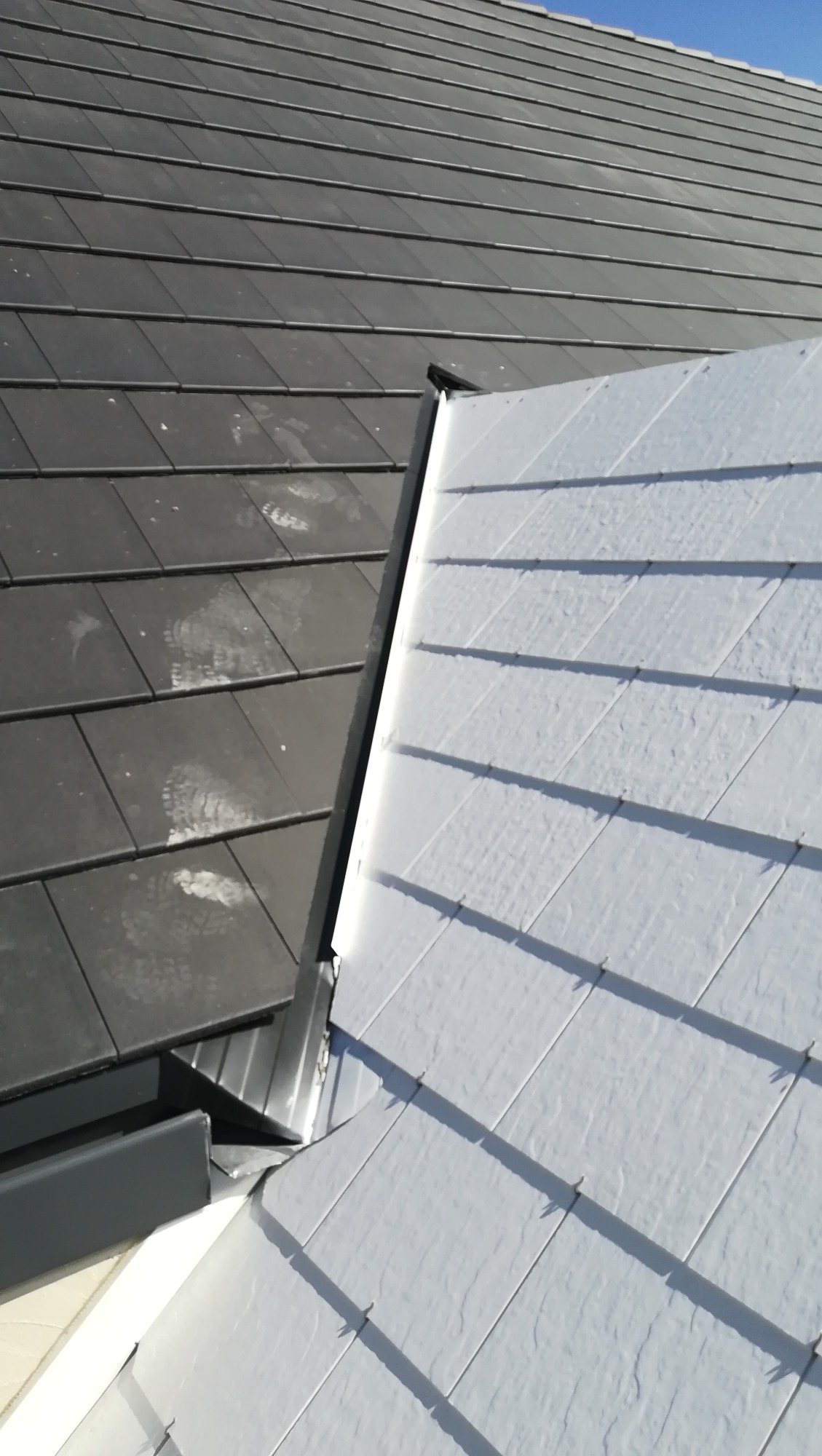 połączenie pokrycia betonowej dachówki z płytką struktonit biały