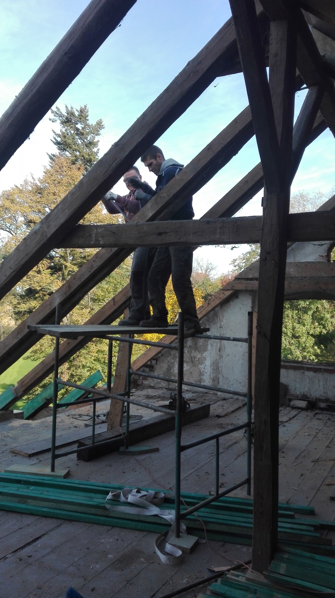 remont starego pokrycia dachowego i wzmocnienie więźby dachowej