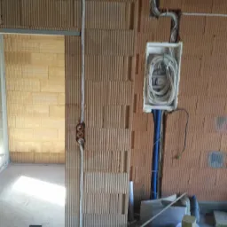 zdjecie przygotowanej rozdzielni do otynkowania