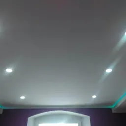 Sufit podwieszany z oświetleniem LED w kolorze turkusowym i punktowymi lampami, fioletowe ściany w tle.