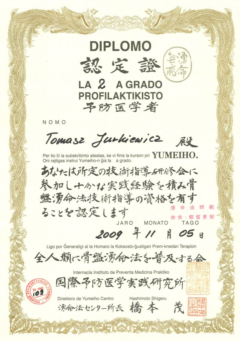 Skan dyplomu ukończenia kursu Yumeiho, z tekstem w języku japońskim, łacińskim i polskim, ozdobne złote obramowanie.