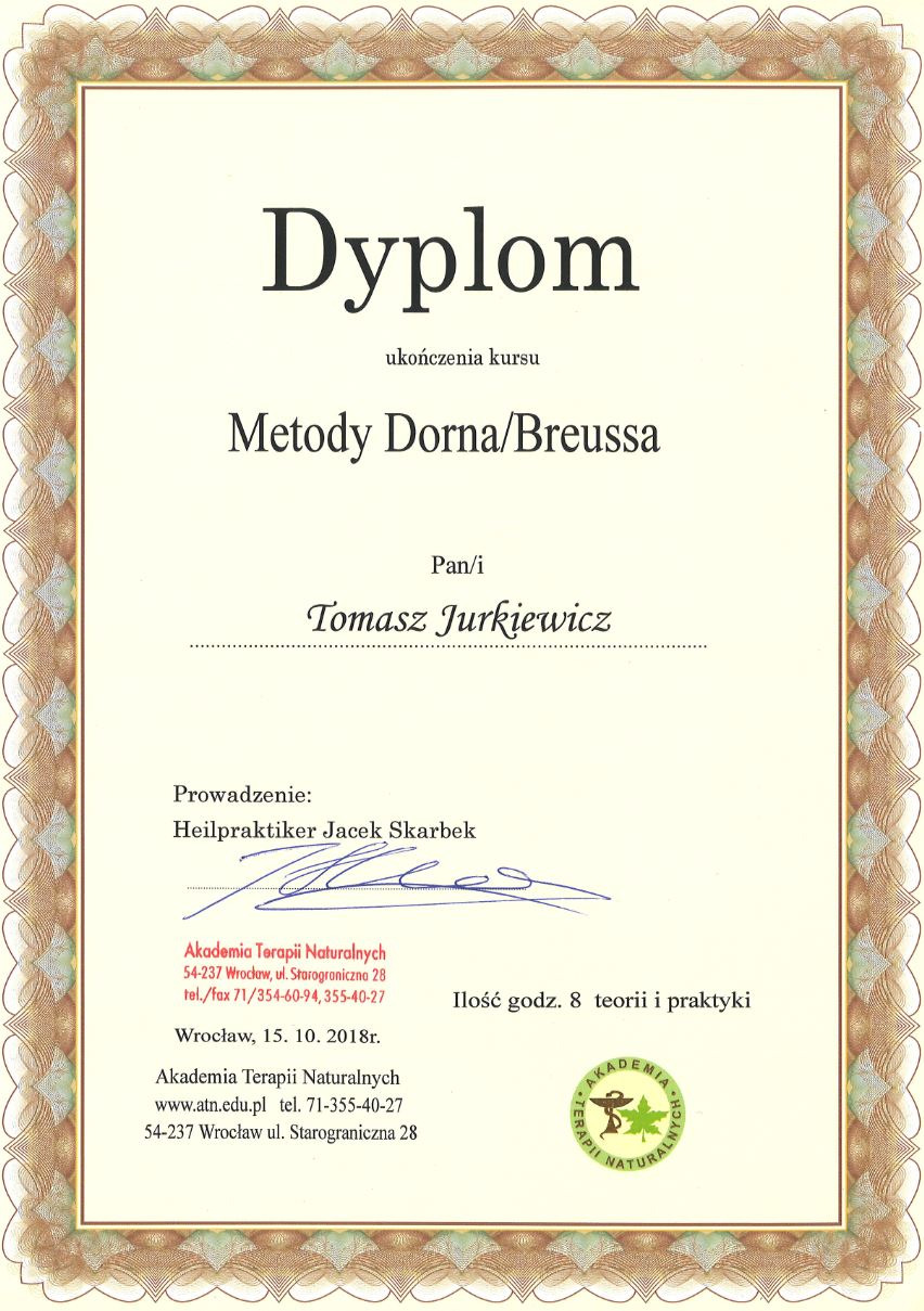 Dyplom ukończenia kursu Metody Dorna/Breussa dla Tomasza Jurkiewicza, prowadzony przez Heilpraktikera Jacka Skarbka z Akademii Terapii Naturalnych we Wrocławiu, z datą 15.10.2018.