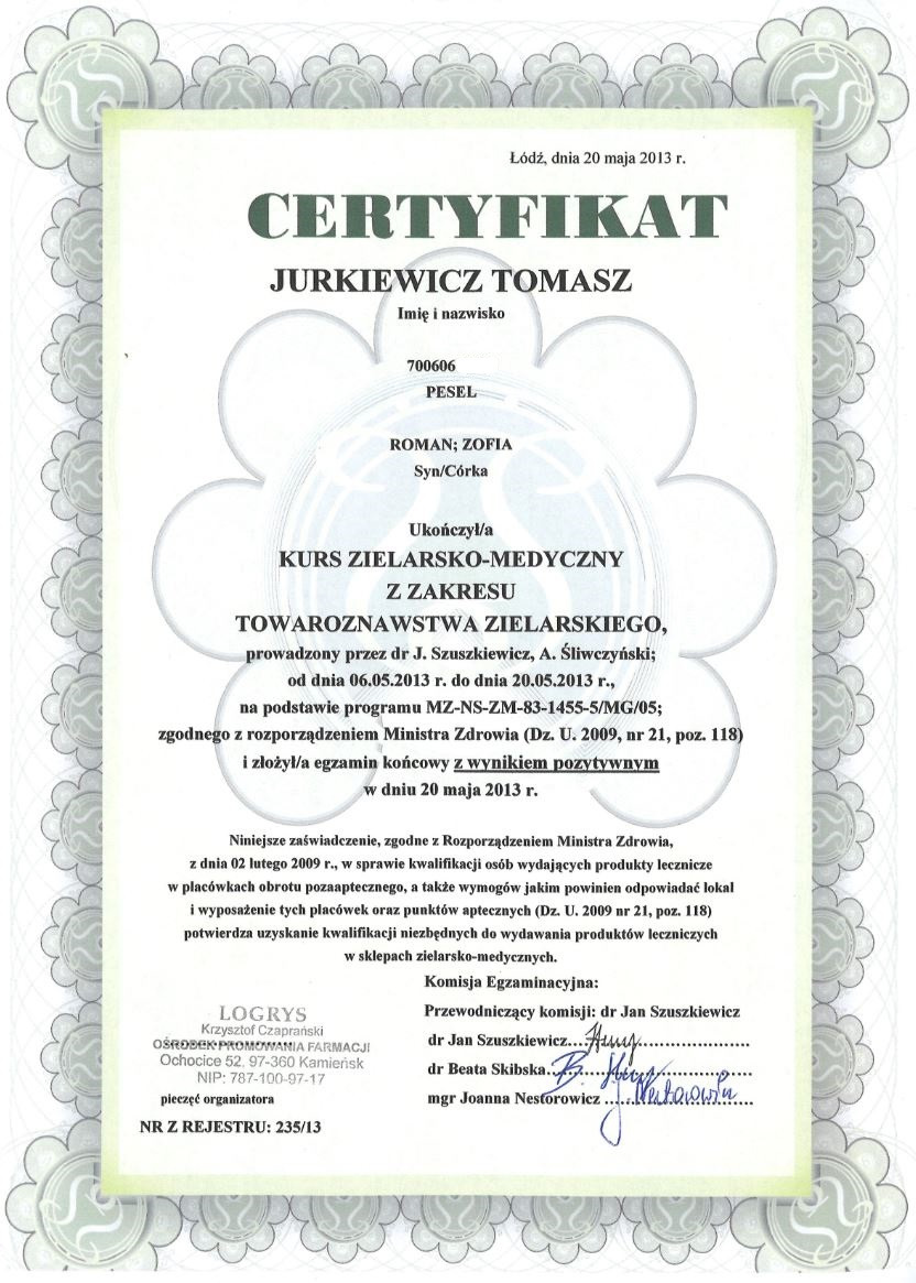 Skan certyfikatu ukończenia kursu zielarsko-medycznego z 2013 roku, wystawionego dla Tomasza Jurkiewicza, potwierdzającego kwalifikacje do wydawania produktów leczniczych w sklepach...