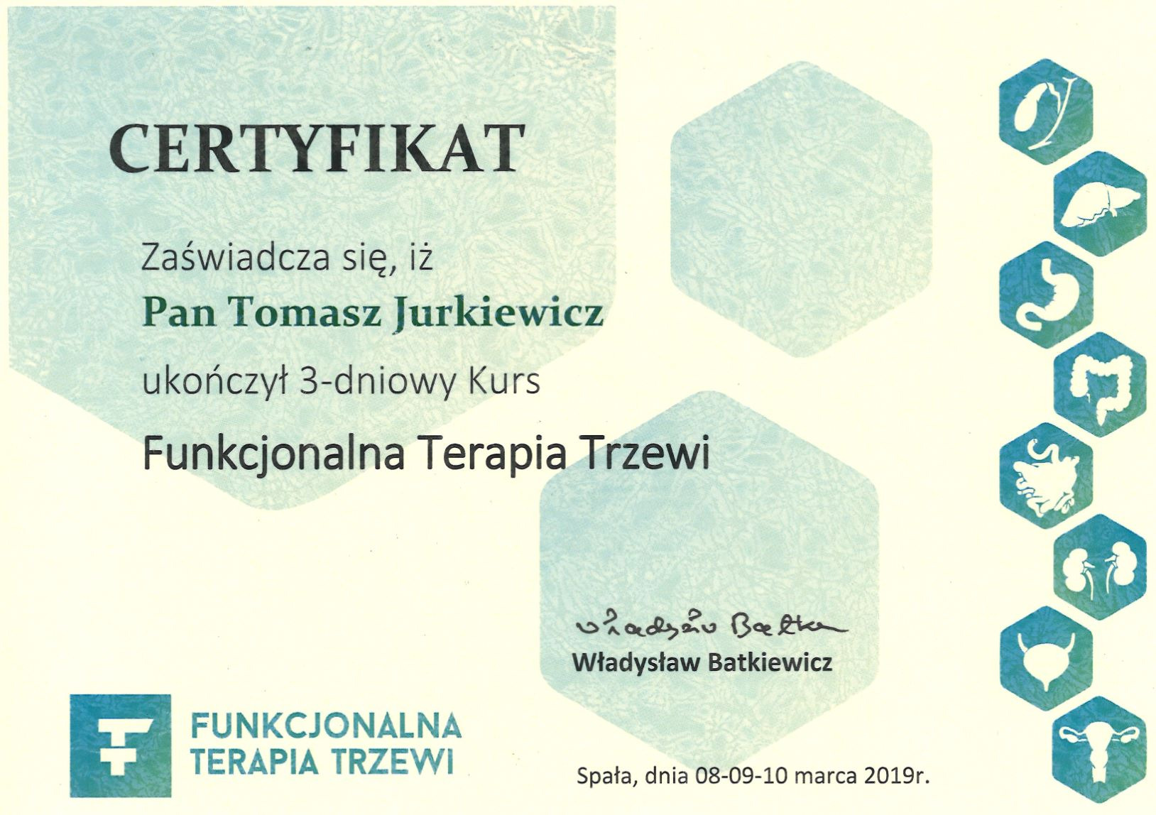 Certyfikat ukończenia kursu Funkcjonalnej Terapii Trzewi dla Pana Tomasza Jurkiewicza, wydany w Spale, z ilustracjami organów wewnętrznych w tle.