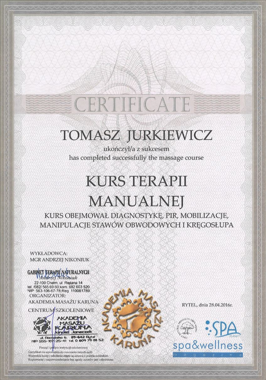 Certyfikat ukończenia kursu terapii manualnej przez Tomasza Jurkiewicza, wydany przez Akademię Masażu Karuna z Rytele. Dokument w ozdobnej ramce, z podpisami i pieczęciami.