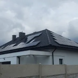 Instalacja fotowoltaiczna o mocy 9,9 kWp w Bielawie. Moduły HYUNDAI Full-black+ czarne profile - max estetyki.