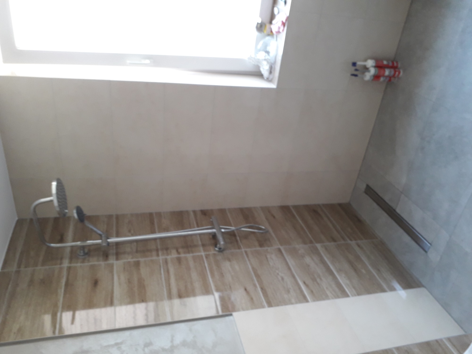 Łazienka z dopływem liniowym