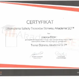 Certyfikat ukończenia Szkoły Trener&oacute;w Biznesu Akademii SET dla Joanny Ritter, podpisany przez Jarosława Sobkowiaka, Prezesa Zarządu i Macieja Pawlika, Wiceprezesa Zarządu.