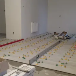 Do układania płytek używamy systemu w postaci klipsów które niwelują krzywiznę płytek.