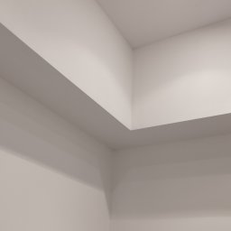 Reformas Generales - Wnętrze pomalowanego na biało pomieszczenia z dwiema lampami sufitowymi typu spot i czujnikiem dymu.