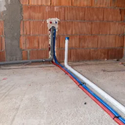 Podejście wodno-kanalizacyjne do zlewozmywaka oraz podejście centralnego odkurzacza.