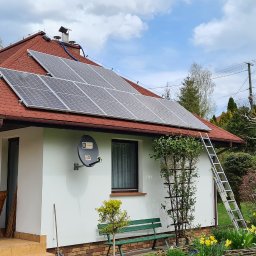 Jednofazowa instalacja fotowoltaiczna na dachu pokrytym gontem bitumicznym a wszystko na SolarEdge. Optymalizacja mocy dodatkowy atut ale na pierwszym miejscu najważniejsze jest bezpieczeństwo przeciwpożarowe.