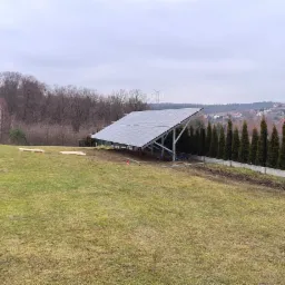 A efekt końcowy..... no jeszcze dociąć profile :) 8.2 kWp a w oddali widać połowę bocheńskiego podg&oacute;rza.