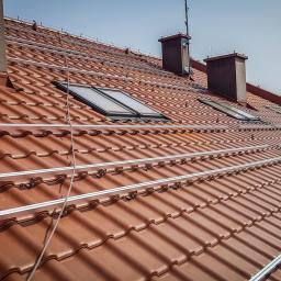 Prawa połać dachu w przygotowaniu. Wszystkie stosowane kable oraz profile mają co najmniej 25 lat gwarancji producenta.