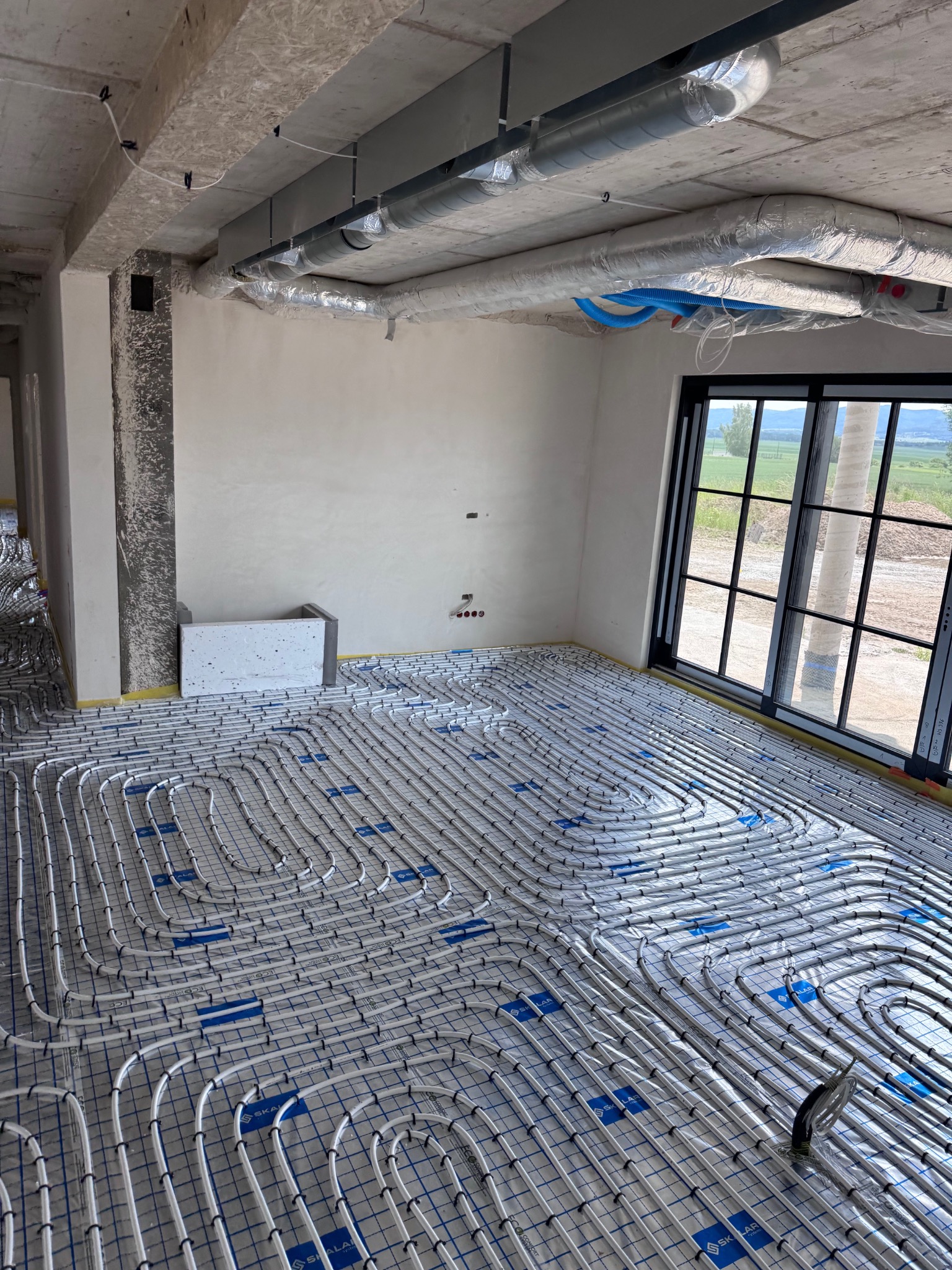 Ogrzewanie podłogowe , klimatyzacja kanałowa połączona z rekuperacją w nawiewniki szczlinowe- willa 450m2